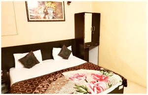 Letto o letti in una camera di A PREMIUM VARANASI HOTEL D - S - R E S I D E N C Y - fully Air Conditioned hotel at Prime Location - Hygiene & Spacious Room - with wifi Facilities - BEST HOTEL IN VARANASI