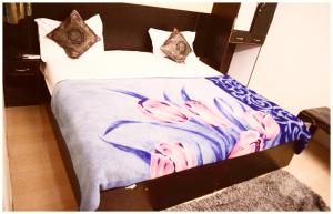 Letto o letti in una camera di A PREMIUM VARANASI HOTEL D - S - R E S I D E N C Y - fully Air Conditioned hotel at Prime Location - Hygiene & Spacious Room - with wifi Facilities - BEST HOTEL IN VARANASI