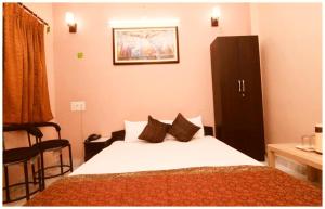 Letto o letti in una camera di A PREMIUM VARANASI HOTEL D - S - R E S I D E N C Y - fully Air Conditioned hotel at Prime Location - Hygiene & Spacious Room - with wifi Facilities - BEST HOTEL IN VARANASI