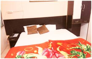 Letto o letti in una camera di A PREMIUM VARANASI HOTEL D - S - R E S I D E N C Y - fully Air Conditioned hotel at Prime Location - Hygiene & Spacious Room - with wifi Facilities - BEST HOTEL IN VARANASI