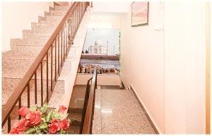 Foto dalla galleria di A PREMIUM VARANASI HOTEL D - S - R E S I D E N C Y - fully Air Conditioned hotel at Prime Location - Hygiene & Spacious Room - with wifi Facilities - BEST HOTEL IN VARANASI a Varanasi