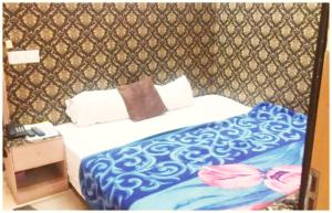 Letto o letti in una camera di A PREMIUM VARANASI HOTEL D - S - R E S I D E N C Y - fully Air Conditioned hotel at Prime Location - Hygiene & Spacious Room - with wifi Facilities - BEST HOTEL IN VARANASI