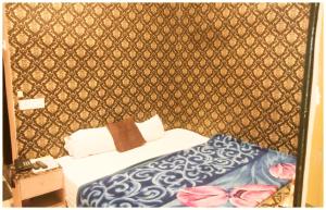 Letto o letti in una camera di A PREMIUM VARANASI HOTEL D - S - R E S I D E N C Y - fully Air Conditioned hotel at Prime Location - Hygiene & Spacious Room - with wifi Facilities - BEST HOTEL IN VARANASI