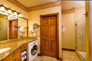 a bathroom with a washing machine and a washer at 1 BR Westgate Resort Sleeps 4 in Gatlinburg