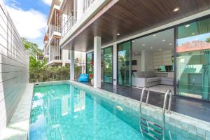 Bazén v ubytování Vibrant Life at 4BR Pool Villa, Kata - UTK3 nebo v jeho okolí