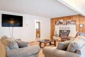 TV a/nebo společenská místnost v ubytování Private Hot Tub Less than 30 min to Zion National Park + 32 fotografií