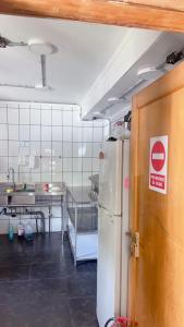 Kuchyň nebo kuchyňský kout v ubytování Hostal La Casona Ensenada con parking