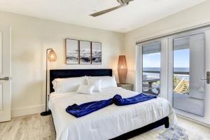 Un dormitorio con una cama grande con vista al mar. en The White House on Flagler Beach - All home, en Flagler Beach 35 fotos más