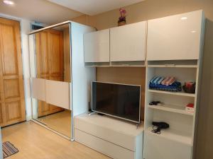 - un salon avec une télévision et des placards blancs dans l'établissement The Central Bangkok Station1, à Bangkok 10 autres photos