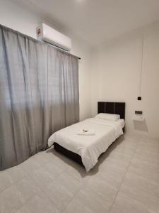ein Schlafzimmer mit einem Bett mit einer weißen Decke in der Unterkunft 23 Inn Singlebed Room with share bathroom in Bukit Mertajam
