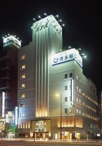 un edificio con un cartel encima por la noche en Sasebo Green Hotel, en Sasebo
