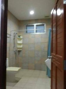 Ένα μπάνιο στο Villa Lek Noi 2