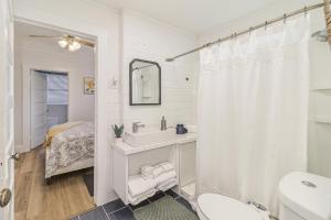 Phòng tắm tại Pennsylvania Bungalow - Historic Home in Downtown Lakeland +23 ảnh