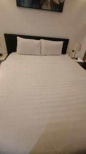 Postel nebo postele na pokoji v ubytování Gigame Signature Hotel