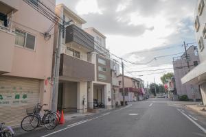 大阪市にある旅タイム 玉出西の路脇に駐輪した自転車