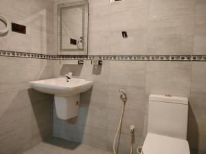 Koupelna v ubytování Taj Residence + 37 fotografií