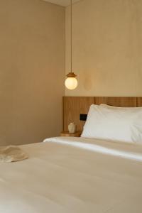 Ένα ή περισσότερα κρεβάτια σε δωμάτιο στο Calista Studios EMPAT Design-Forward 1BR Loft in Uluwatu Jungle 10 minutes from beaches +37 φωτογραφίες