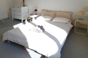 Un pat sau paturi într-o cameră la Bright and Spacious Esthers Room H