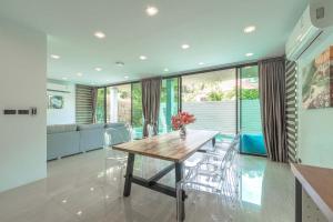 Posezení v ubytování Vibrant Life at 4BR Pool Villa, Kata - UTK3