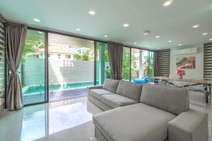 Posezení v ubytování Vibrant Life at 4BR Pool Villa, Kata - UTK3