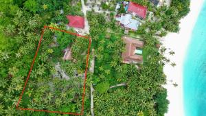 SigiciAlegria Katiet的热带岛屿的空中景观和地图