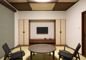 大川市にある三川屋のテーブル、椅子、テレビが備わる客室です。