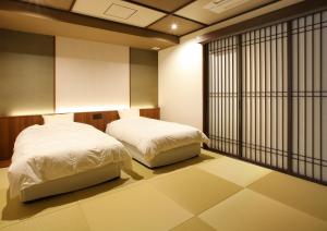 大川市にある三川屋のベッドが2つと大きな窓がある寝室