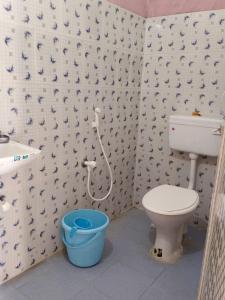 Ένα μπάνιο στο RS Homestay Puri