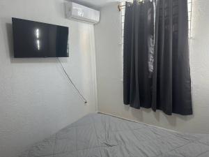 プエルト・モレロスにあるParadise awaits in this Seaside Escapeの壁に薄型テレビが取り付けられた部屋