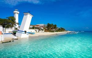 プエルト・モレロスにあるParadise awaits in this Seaside Escapeの灯台付き海岸
