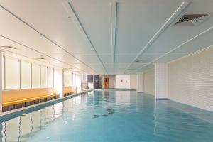 Bazén v ubytování Zetland near Shops & Train with Gym&Pool for 6ppl nebo v jeho okolí
