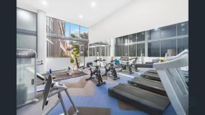 Fitness centrum a/nebo fitness zařízení v ubytování Zetland near Shops & Train with Gym&Pool for 6ppl
