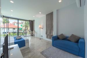 Posezení v ubytování Vibrant Life at 4BR Pool Villa, Kata - UTK3