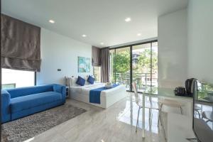 Posezení v ubytování Vibrant Life at 4BR Pool Villa, Kata - UTK3