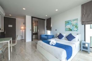 Postel nebo postele na pokoji v ubytování Vibrant Life at 4BR Pool Villa, Kata - UTK3