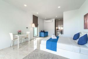 Posezení v ubytování Vibrant Life at 4BR Pool Villa, Kata - UTK3