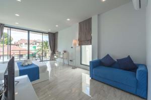 Posezení v ubytování Vibrant Life at 4BR Pool Villa, Kata - UTK3