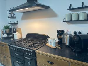 Η κουζίνα ή μικρή κουζίνα στο AnnieRose Cottage- Luxury 3bedroom Cottage with Hot Tub