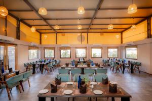 Restaurace v ubytování The Fern Seaside Luxurious Tent Resort Diu