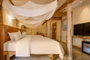 Televiisor ja/või meelelahutuskeskus majutusasutuses Huangshan Shanshui Boutique Hotel Liyang Scenic Area