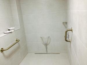 约克公寓式酒店的一间浴室
