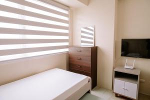 TV a/nebo společenská místnost v ubytování The Sleek Chic Hideaway