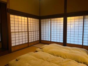 Postel nebo postele na pokoji v ubytování 甘糟屋敷 Amakasu Yashiki KAMAKURA