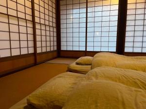 Postel nebo postele na pokoji v ubytování 甘糟屋敷 Amakasu Yashiki KAMAKURA