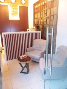 Ein Sitzbereich in der Unterkunft Hyba Heritage Guest House