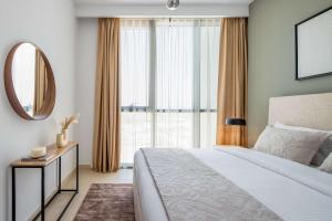 Postel nebo postele na pokoji v ubytování Silkhaus elegant 1BDR in Downtown Views with pool & gym access + 7 fotografií