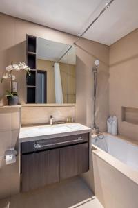 Vannituba majutusasutuses Silkhaus elegant 1BDR in Downtown Views with pool & gym access