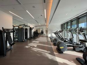 Spordikeskus ja/või sportimisvõimalused majutusasutuses Silkhaus elegant 1BDR in Downtown Views with pool & gym access