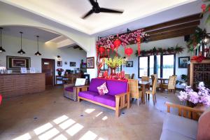 a living room with a purple couch and a table at Ji Li Ya Lan Villa in Chenggong