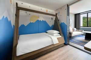 Postel nebo postele na pokoji v ubytování Four Points by Sheraton Ha Giang